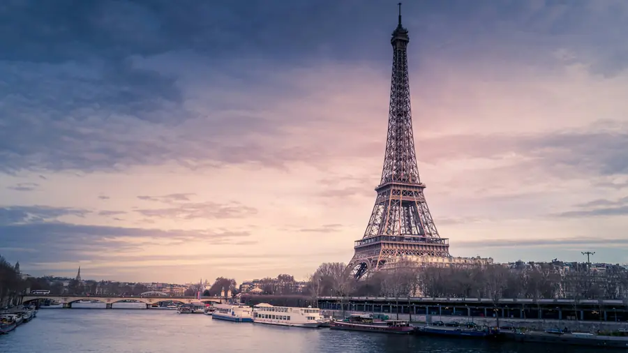 Bilete ieftine către Paris, de la 320 de lei dus-întors